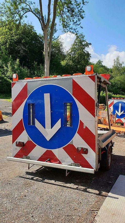 Mersch LED Absperrtafel Sperrwand Verkehrssicherungsanhänger VZ